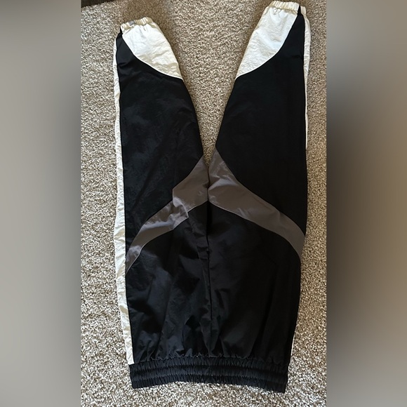 Nwot THE GIVING MOVEMENT
Relaxed Colour-block Sweatpants in RE-SHELL100© - Picture 4 of 9